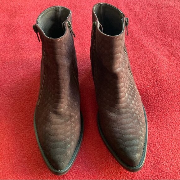 FREE PEOPLE Sz 37 Croc Snake Skin Pattern Stacked Heel Western Style Ankle Boot - Picture 2 of 9